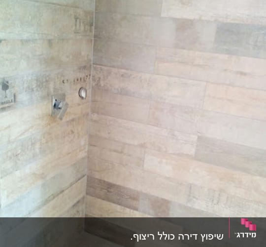 קיר אריחים בחדר אמבטיה בשיפוץ